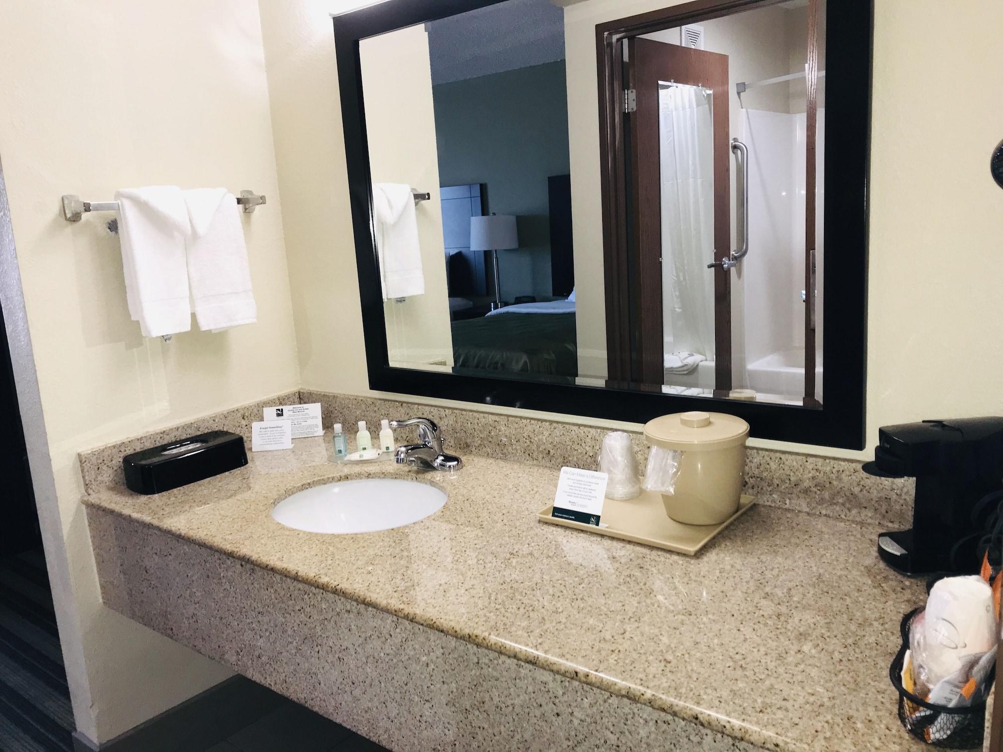 ווסט מונרו Quality Inn & Suites מראה חיצוני תמונה