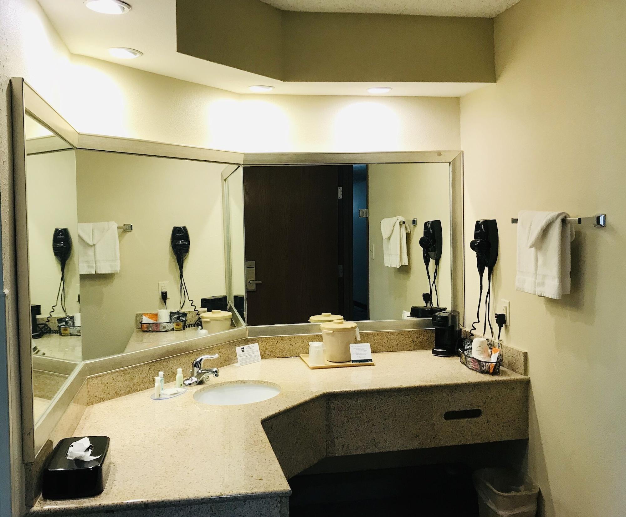 ווסט מונרו Quality Inn & Suites מראה חיצוני תמונה