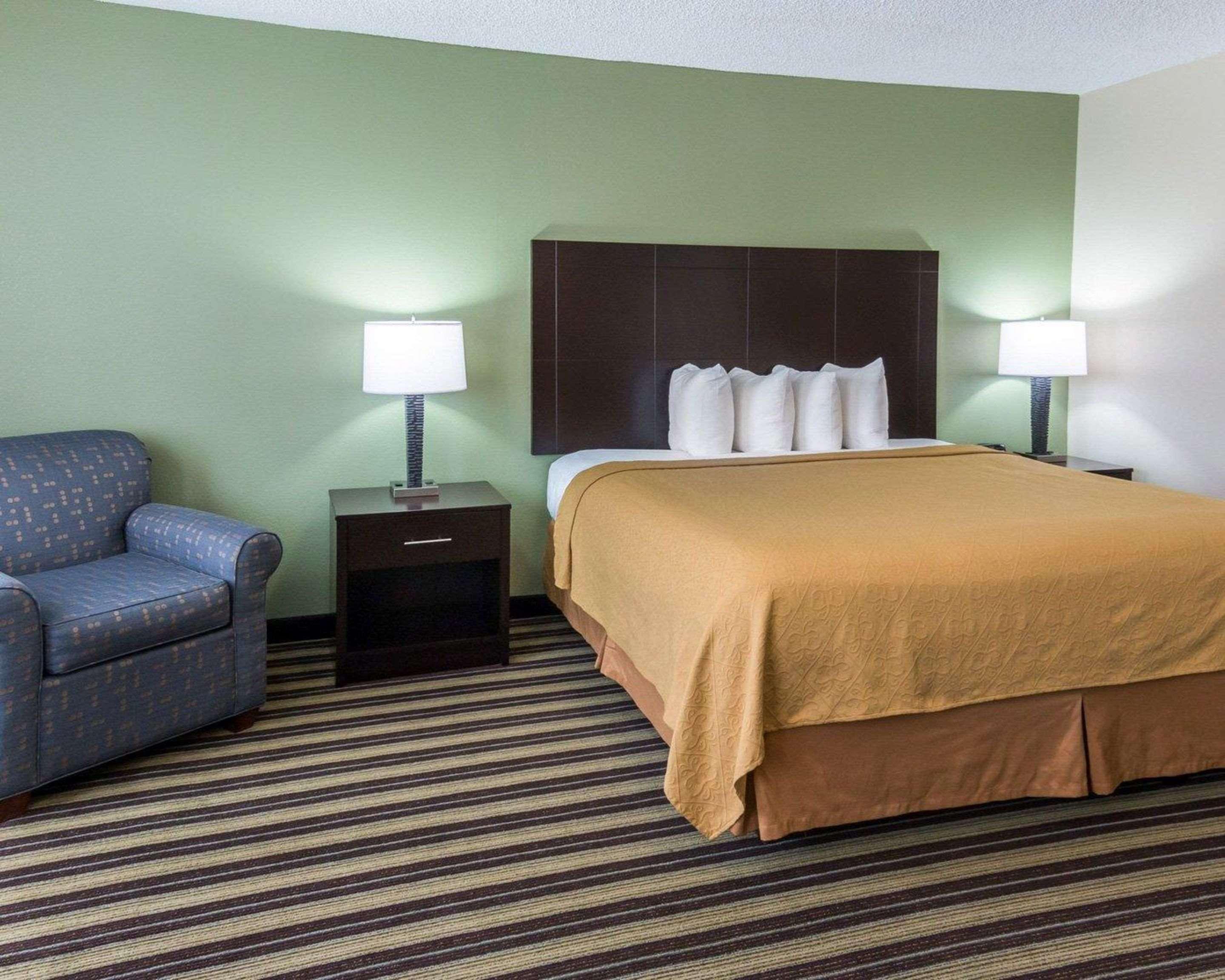 ווסט מונרו Quality Inn & Suites מראה חיצוני תמונה
