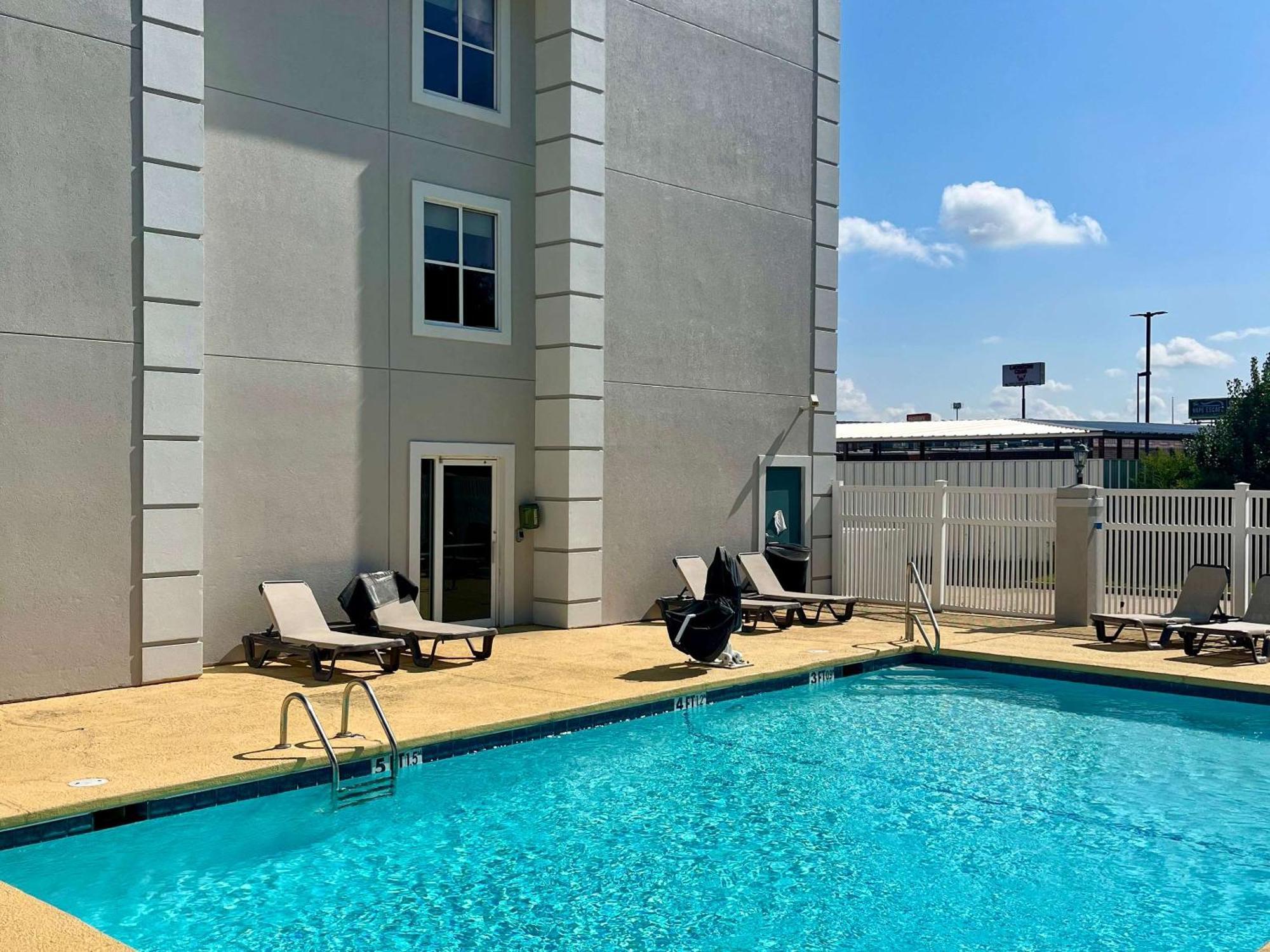 ווסט מונרו Quality Inn & Suites מראה חיצוני תמונה