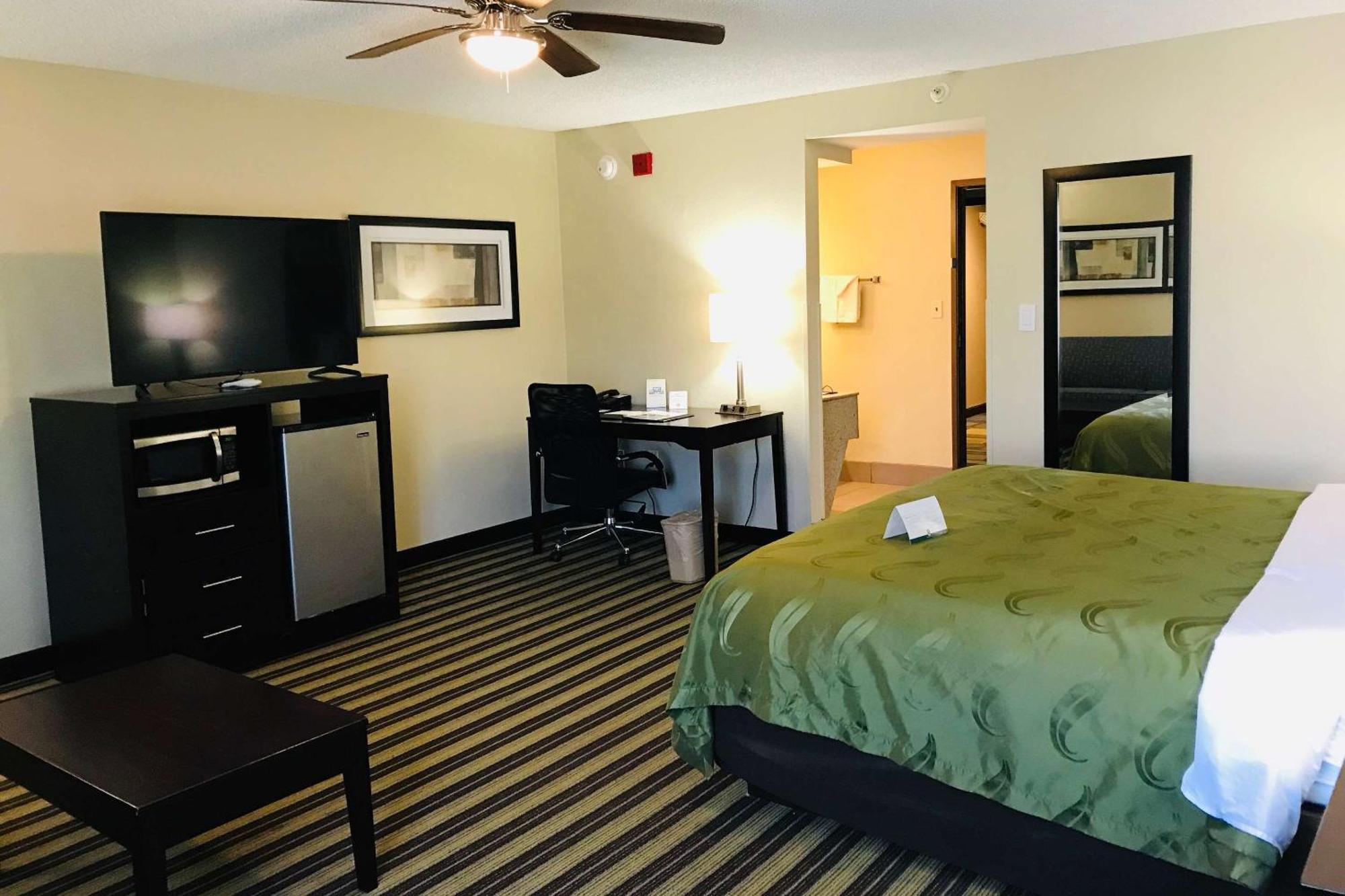 ווסט מונרו Quality Inn & Suites מראה חיצוני תמונה