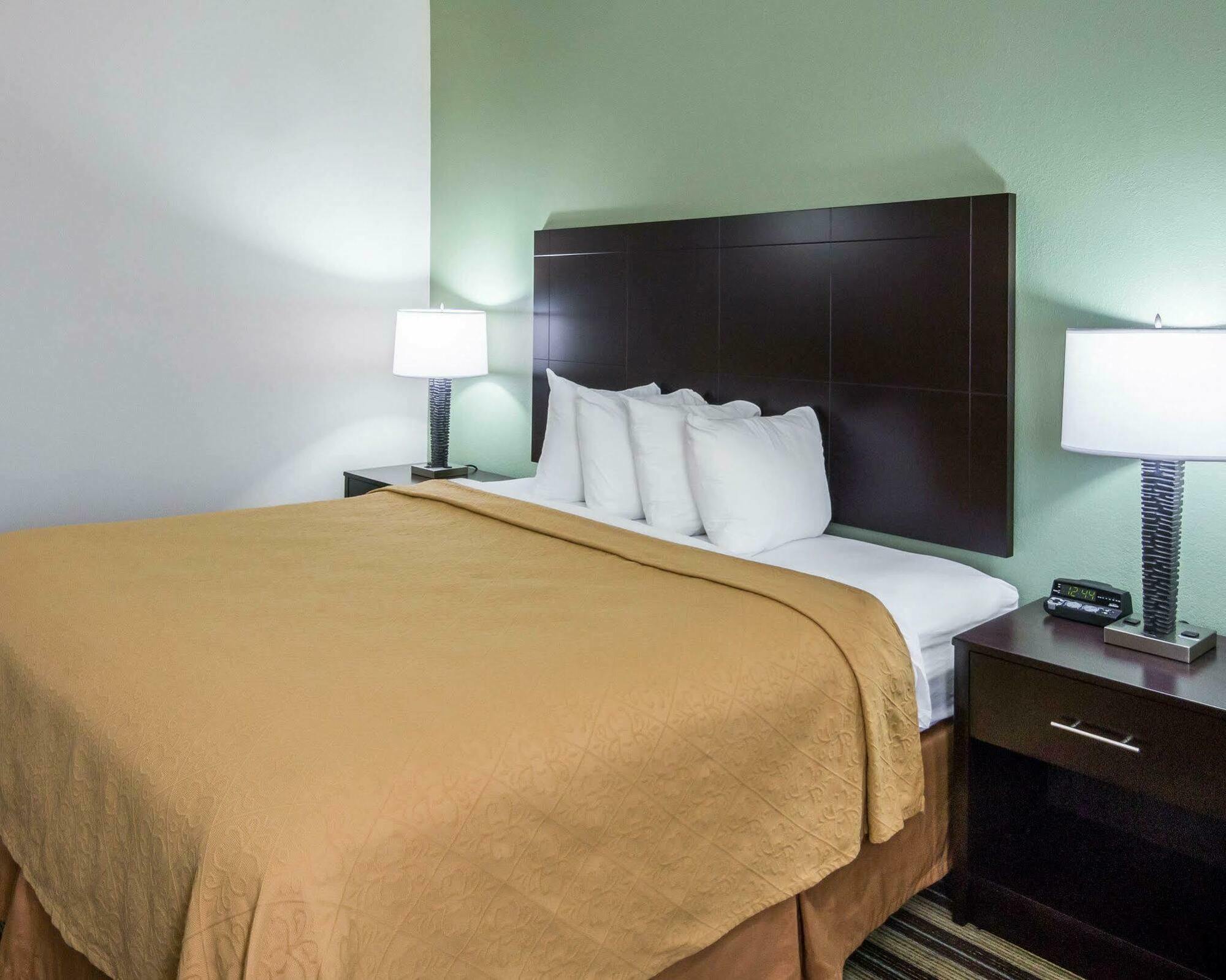 ווסט מונרו Quality Inn & Suites מראה חיצוני תמונה